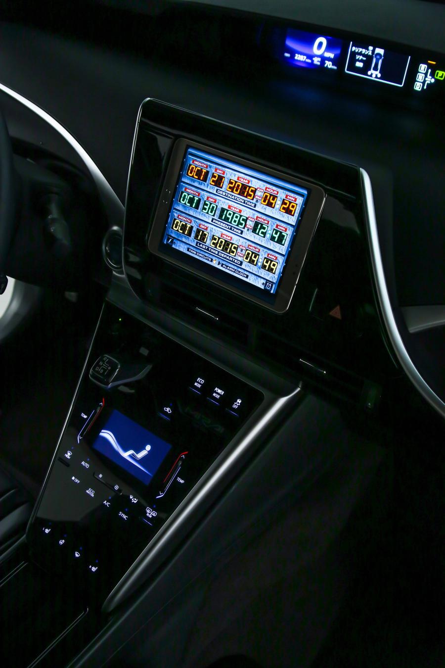  Toyota Mirai Back to the Future Concept 2015 года  (фото 9 из 19)